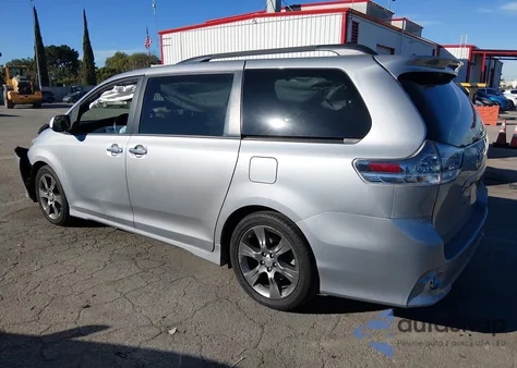 2016 Toyota Sienna Se 8 Passenger z USA, uszkodzony, nr VIN 5TDXK3DC0GS730013